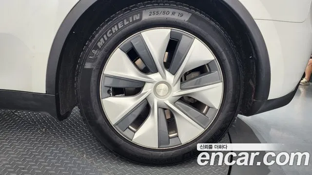 Tesla Model Y — Фото автомобиля 6