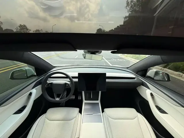 Tesla Model Y L — Фото автомобиля 5