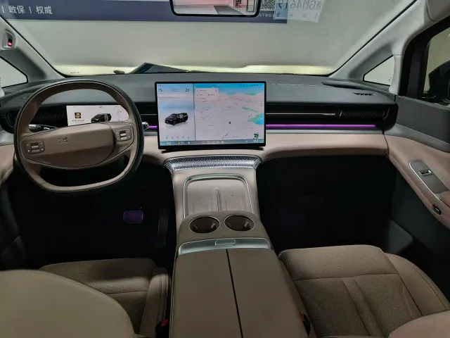 Xpeng X9 — Фото автомобиля 10
