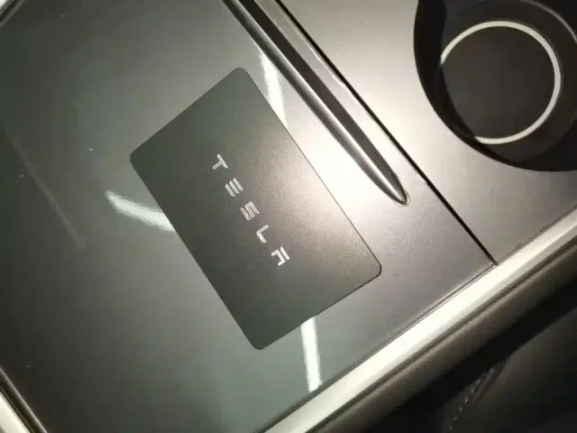 Tesla Model Y — Фото автомобиля 8