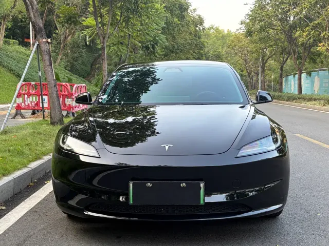 Tesla Model 3 — Фото автомобиля 2
