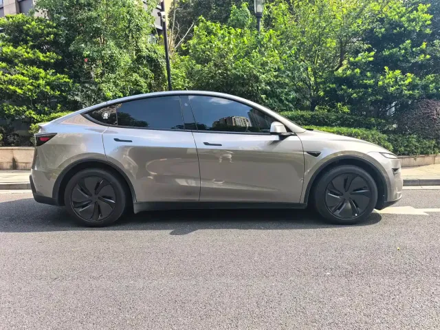 Tesla Model Y — Фото автомобиля 4