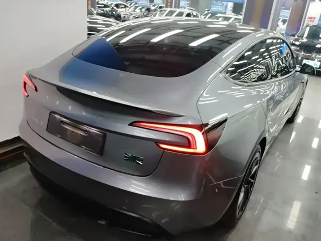 Tesla Model 3 — Фото автомобиля 6