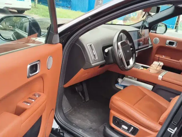 Li Auto L8 — Фото автомобиля 13