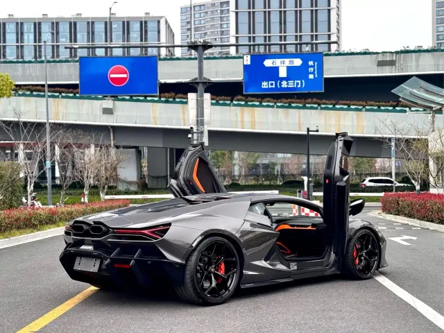 Lamborghini Revuelto — Фото автомобиля 7
