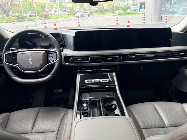 Lincoln Aviator — Фото автомобиля 12