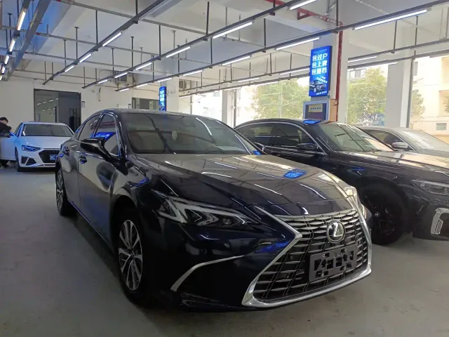 Lexus ES — Фото автомобиля 3