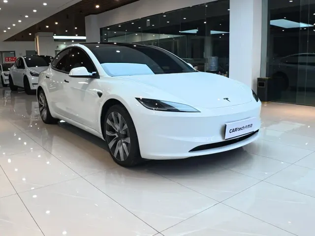 Tesla Model 3 — Фото автомобиля 3