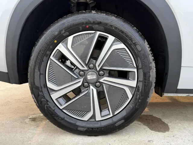 Geely Galaxy Starship 7 EM-i — Фото автомобиля 18