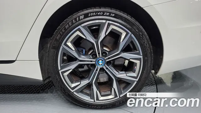 BMW i4 — Фото автомобиля 21