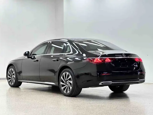 Mercedes-Benz E-Class — Фото автомобиля 30