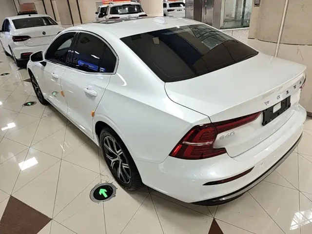 Volvo S60 — Фото автомобиля 4