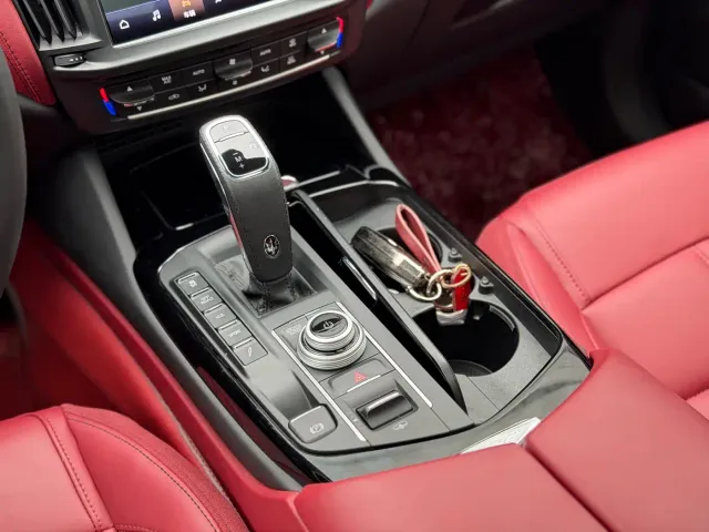 Maserati Levante — Фото автомобиля 11