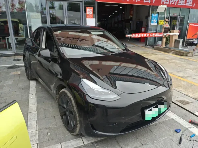 Tesla Model Y — Фото автомобиля 3