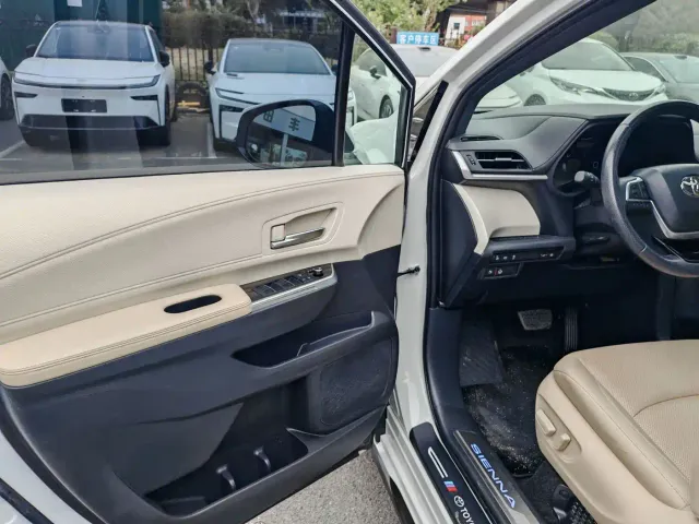 Toyota Sienna — Фото автомобиля 9