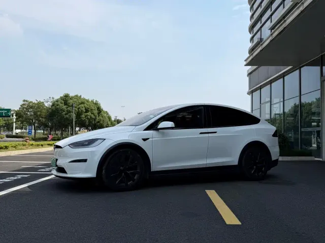 Tesla Model X — Фото автомобиля 2