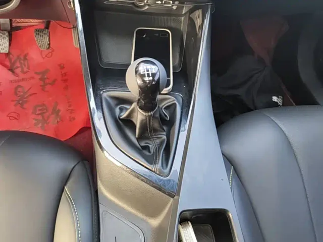 Roewe i5 — Фото автомобиля 13