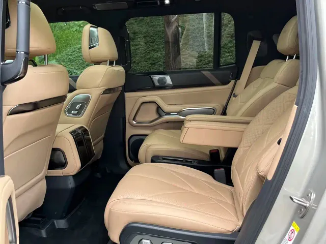Fang Cheng Bao Leopard 8 2025 Zhiyong Flagship 6-Seater — Фото автомобиля 13