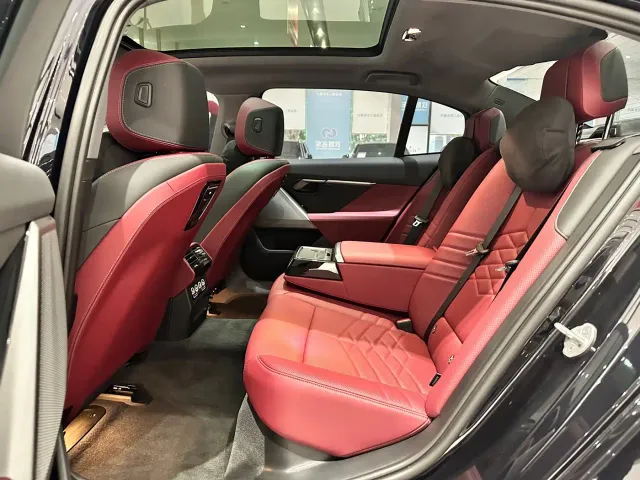 BMW 5 Series — Фото автомобиля 11