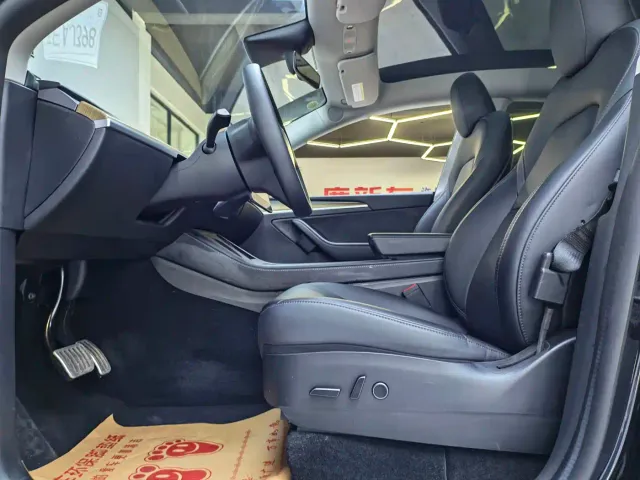 Tesla Model Y — Фото автомобиля 6