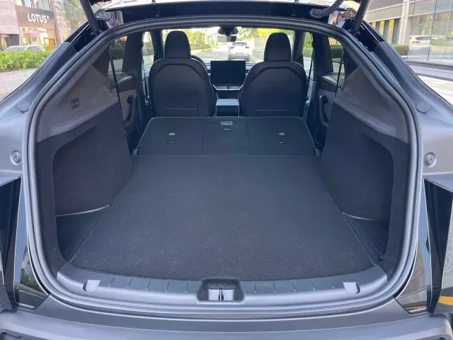 Tesla Model Y — Фото автомобиля 18