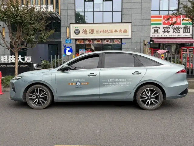Roewe D6 — Фото автомобиля 3