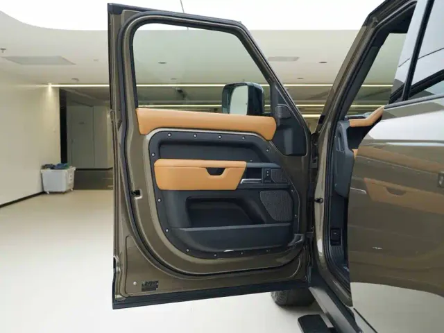 Land Rover Defender — Фото автомобиля 15