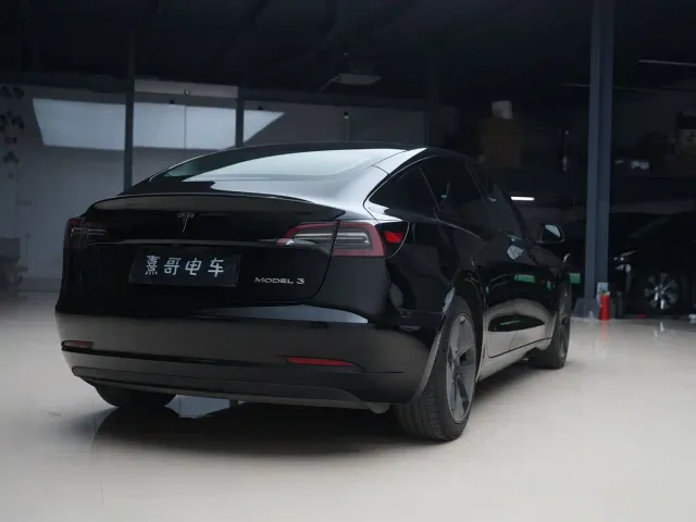 Tesla Model 3 — Фото автомобиля 5