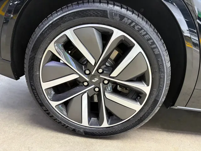 Li Auto L9 — Фото автомобиля 18