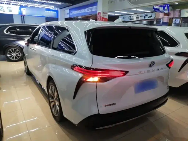 Toyota Sienna — Фото автомобиля 4