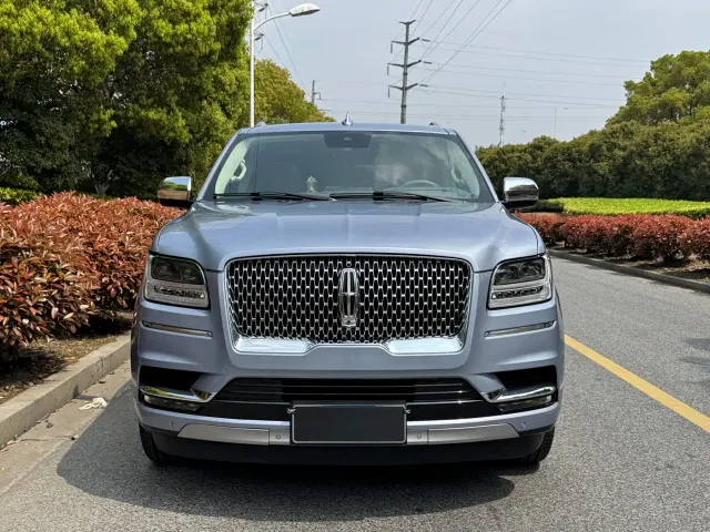 Lincoln Navigator — Фото автомобиля 2