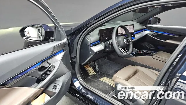 BMW 5 Series G60 — Фото автомобиля 11