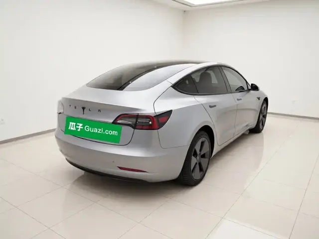 Tesla Model 3 — Фото автомобиля 6