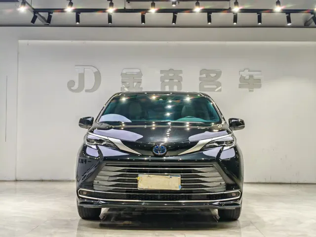 Toyota Sienna — Фото автомобиля 2