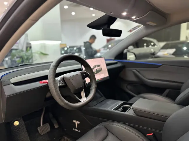 Tesla Model Y — Фото автомобиля 5