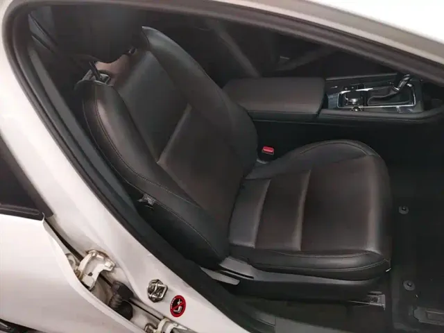 Mazda Axela — Фото автомобиля 24