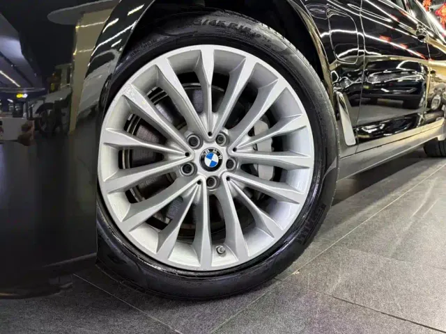BMW 5 Series — Фото автомобиля 17