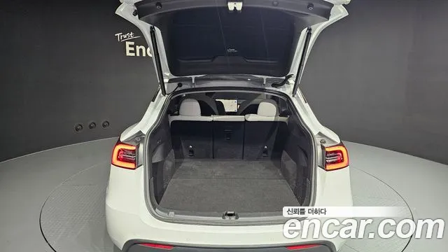 Tesla Model Y — Фото автомобиля 24
