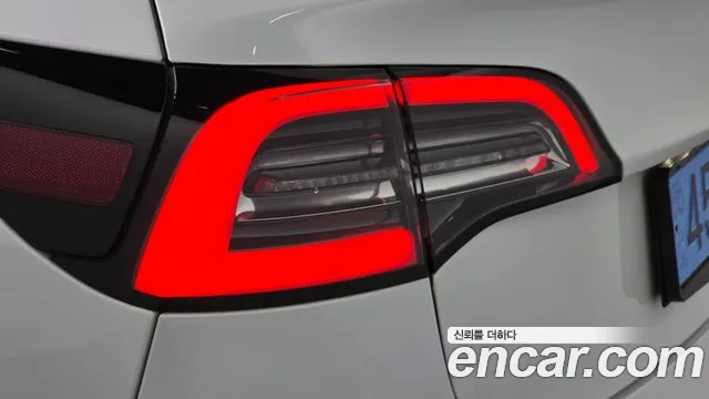 Tesla Model 3 — Фото автомобиля 8