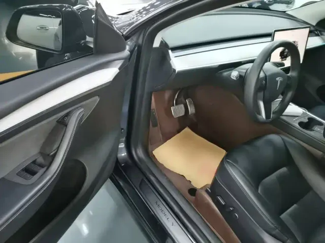 Tesla Model Y — Фото автомобиля 15