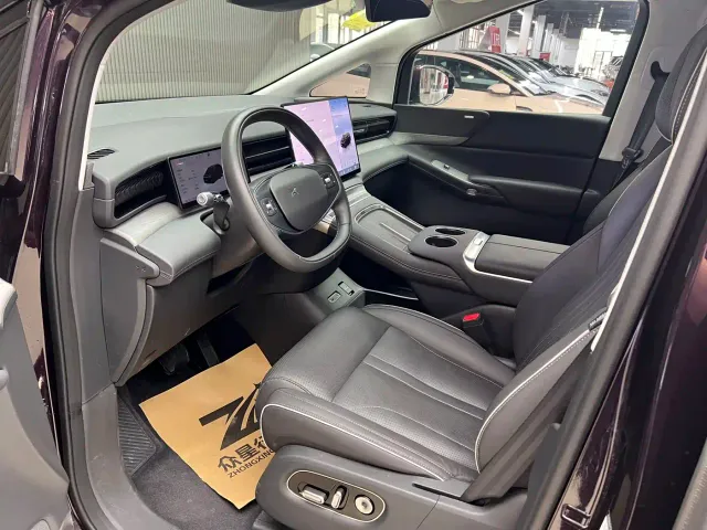 Xpeng X9 — Фото автомобиля 5