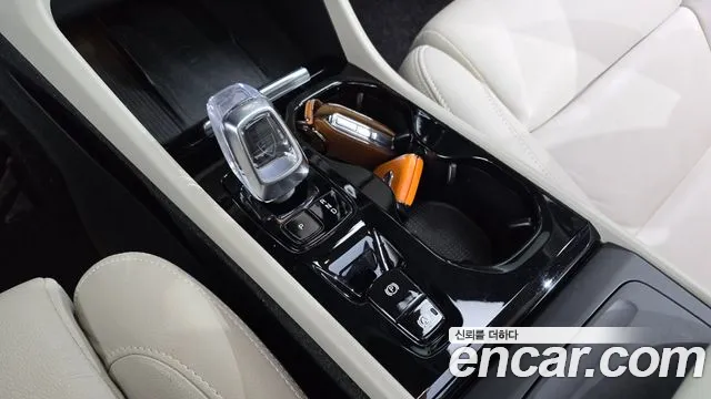 Volvo XC40 — Фото автомобиля 12
