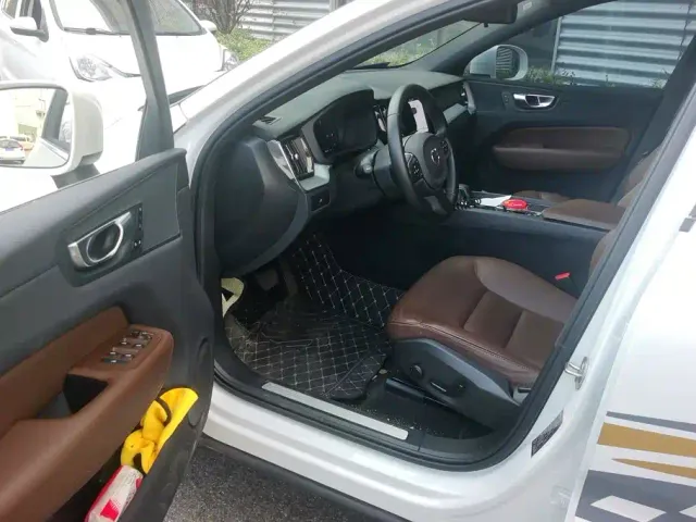 Volvo XC60 — Фото автомобиля 9