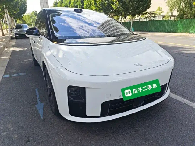 Li Auto i8 — Фото автомобиля 3
