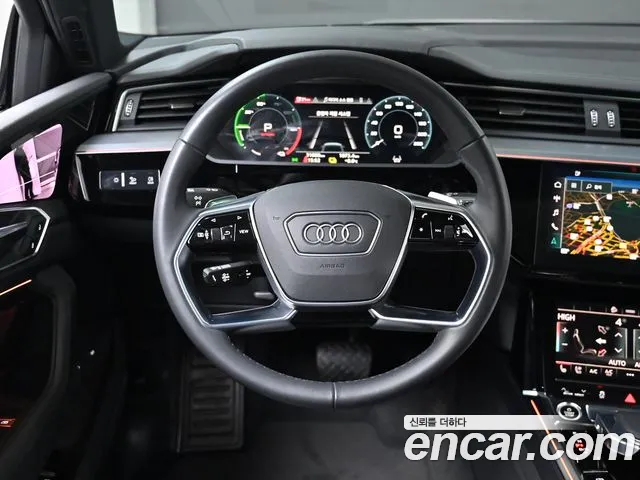 Audi e-tron — Фото автомобиля 13