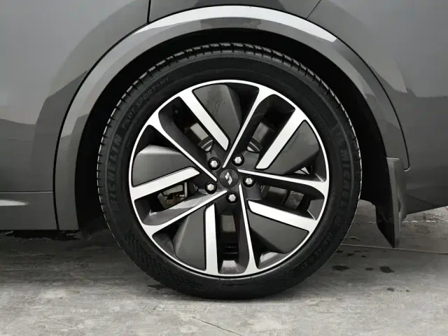 Li Auto L8 — Фото автомобиля 8