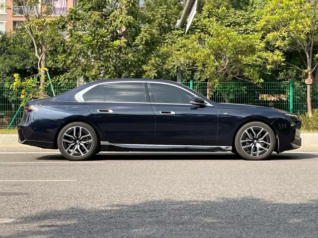 BMW 7 Series — Фото автомобиля 6