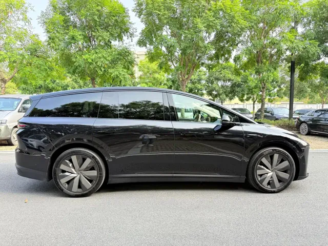 Li Auto i8 — Фото автомобиля 4