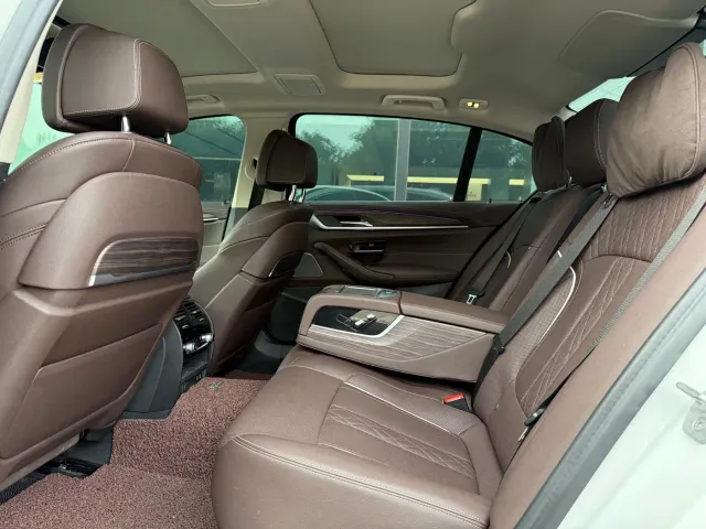 BMW 5 Series — Фото автомобиля 14