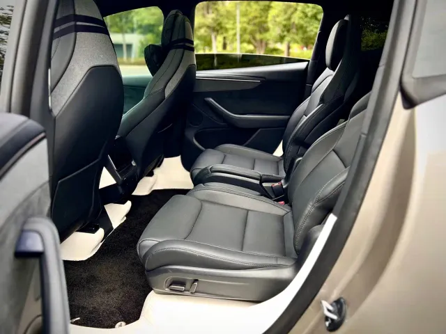Tesla Model Y L 2025 Facelift Long Range AWD — Фото автомобиля 16